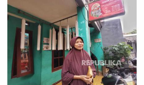 Martinah pionir pembuat keripik tempe di kluster keripik tempe binaan Bank BRI di Kebayoran Baru, Jakarta.