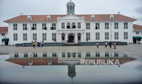 Warga berwisata di area museum Fatahillah Kota Tua, Jakarta, Sabtu (3/4). Warga memanfaatkan libur panjang hari raya  Paskah 2021 dengan mengunjungi sejumlah tempat wisata di Jakarta, salah satunya area museum Fatahillah Kota Tua. Republika/Thoudy Badai