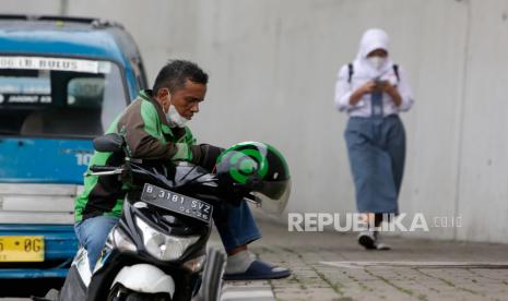 Seorang pengemudi ojek online menunggu penumpang di sebuah jalan di Jakarta, Indonesia, 03 Oktober 2022. Menurut Badan Pusat Statistik, tingkat inflasi Indonesia melonjak menjadi 5,95 persen pada September, tertinggi sejak Oktober 2015, sebagai akibat dari kenaikan biaya transportasi menyusul kenaikan harga BBM.