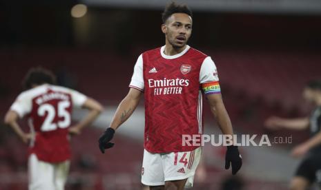 Pierre-Emerick Aubameyang dari Arsenal, kanan, bereaksi setelah dia mencetak gol bunuh diri selama pertandingan sepak bola Liga Premier Inggris antara Arsenal dan Burnley di Stadion Emirates di London, Inggris, Minggu 13 Desember 2020. 