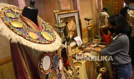 Pengunjung melihat produk perhiasan etnik yang dipajang di salah satu stan dalam pameran Karya Kreatif Indonesia 2021 di Hotel Santika, Malang, Jawa Timur, Rabu (24/3). Harga emas kembali menguat pada akhir perdagangan Selasa (6/4), mencapai tingkat tertinggi selama lebih dari seminggu dan berupaya kembali menuju level 1.750 dolar AS.