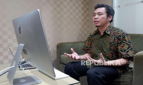 Pelatihan Virtual. Redaktur Pelaksana Republika Subroto Kardjo.