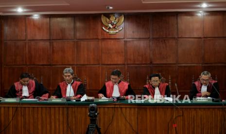 Hakim Ketua Singgih Budi Prakoso (tengah) bersama hakim anggota lainnya saat membacakan analisa fakta yuridis saat sidang putusan banding di Pengadilan Tinggi DKI Jakarta, Rabu (12/4/2023). Terdakwa Ferdy Sambo mengajukan banding ke Pengadilan Tinggi DKI Jakarta atas vonis hukuman mati yang divonis ketua majelis hakim Wahyu Iman Santoso dalam perkara pembunuhan berencana terhadap Brigadir Nofriansyah Yosua Hutabarat alias Brigadir J.