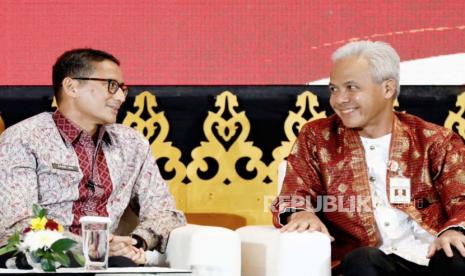 Menteri Pariwisata dan Ekonomi Kreatif (Parekraf), Sandiaga Uno dan Gubernur Jawa Tengah, Ganjar Pranowo saat menjadi pembicara dalam rapat Tim Percepatan Akses Keuangan Daerah (TPKAD) se-Jawa Tengah, di Hotel Gumaya, Kota Semarang, Jawa Tengah, Kamis (27/4/2023).