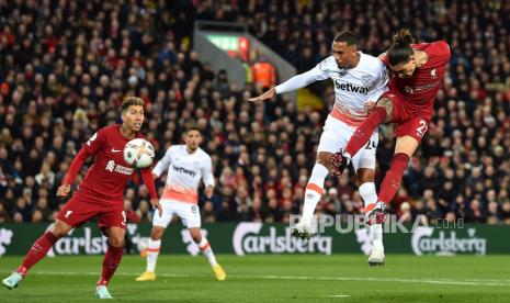 Striker Liverpool Darwin Nunez (kanan) mencetak gol dalam pertandingan sepak bola Liga Inggris antara Liverpool FC dan West Ham United di Liverpool, Inggris, Kamis (20/10/2022) dini hari WIB. Liverpool unggul 1-0 di laga itu.