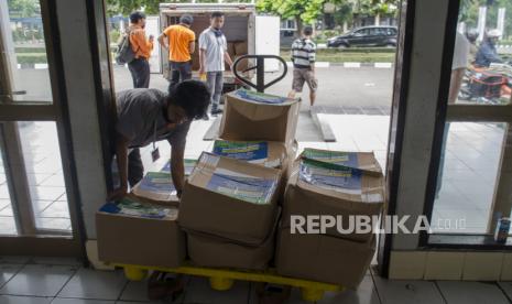 Jajaran Polrestabes Bandung telah menyalurkan bantuan sembako di 30 titik wilayah di Kota Bandung kepada warga yang terkena dampak dari wabah corona atau covid-19. Kegiatan yang dilakukan tersebut mengusung tema 'Gerakan Bhakti Sosial Polri Peduli Covid-19'.