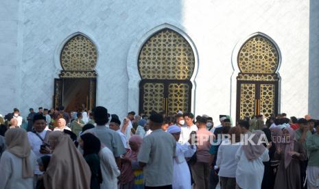 Umat muslim memadati selasar masjid usai Shalat Idul Fitri 1444H  di Masjid Raya Sheikh Zayed, Surakarta, Jawa Tengah, Sabtu (22/4/2023). Pada tahun ini umat Muslim merayakan Idul Fitri 1444H pada hari  yang berbeda, yakni Jumat (21/4/2023) dan Sabtu (22/4/2023). Shalat Idul Fitri di Masjid Raya Sheikh Zayed merupakan yang pertama usai peresmian pada April silam.