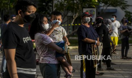 Pasien Rawat Inap Wisma Atlet Meningkat. Sejumlah pasien Covid-19 saat mengikuti peringatan satu tahun RSDC Wisma Atlet di Kemayoran, Jakarta, Selasa (23/3). Acara tersebut dilakukan dalam rangka peringatan satu tahun beroperasinya RSDC Wisma Atlet Kemayoran dan mengenang tenaga kesehatan yang sudah gugur selama masa pandemi Covid-19. Republika/Putra M. Akbar