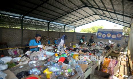 Karyawan memilah sampah anorganik di Kelompok Usaha Pengelolaan Sampah (KUPAS) Panggungharjo, Bantul, Yogyakarta, Rabu (2/5/2023). Ditutupnya TPST Piyungan oleh Pemda DIY tidak berpengaruh bagi warga Panggungharjo, karena memiliki unit pengelolaan secara mandiri. Sampah warga yang masuk KUPAS akan dipilah kembali menjadi beberapa bagian hingga nanti tinggal residu yang tidak bisa diolah lagi. Sedangkan untuk sampah organik dapur warga dari Kelurahan memberikan solusi yakni alat pengolah Ember Tumpuk serta yang terbaru alat Lodong Sisa Dapur (Losida). Sehingga pembuangan sampah sudah mulai dikurangi sejak dari rumah.