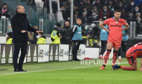 Pelatih Juventus Massimiliano Allegri (kiri) bereaksi selama pertandingan sepak bola Serie A Italia Juventus FC vs Atalanta BC di Stadion Allianz di Turin, Italia beberapa waktu lalu..