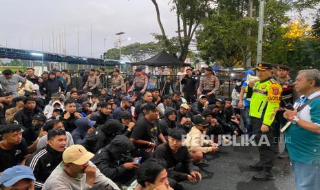 Sejumlah suporter PSIS Semarang memaksa masuk ke Stadion Si Jalak Harupat saat pertandingan Persib Bandung melawan PSIS yang berakhir skor 3-0 untuk tim tuan rumah, Selasa (27/2/2024) malam. 