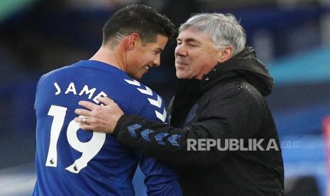  Manajer Everton Carlo Ancelotti (kanan) menyapa James Rodriguez selama pertandingan Liga Premier Inggris antara Everton dan Brighton di Liverpool, Inggris