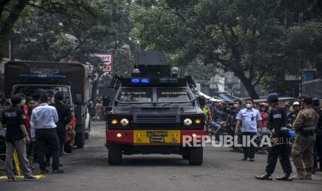 Petugas kepolisian berjaga di dekat lokasi terjadinya ledakan yang diduga bom di area Polsek Astana Anyar, Jalan Astana Anyar, Kota Bandung, Rabu (7/12/2022). Hingga saat ini petugas kepolisian masih menyelidiki kejadian ledakan tersebut. Republika/Abdan Syakura