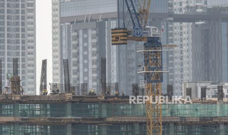 Sejumlah pekerja menyelesaikan pembangunan gedung bertingkat di Jakarta,. Ekonom Center of Reform on Economics (Core) Yusuf Rendy Manilet memproyeksikan pertumbuhan ekonomi kuartal III 2022 masih relatif baik. Yusuf menuturkan hal tersebut dikarenakan kinerja beberapa indikator utama itu masih relatif baik. 