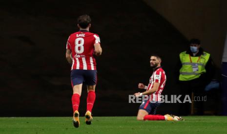  Pemain sayap Atletico Yannick Ferreira Carrasco (kanan) melakukan selebrasi setelah mencetak keunggulan 1-0 selama pertandingan sepak bola LaLiga Spanyol antara Atletico de Madrid dan FC Barcelona di stadion Wanda Metropolitano di Madrid, Spanyol, 21 November 2020.