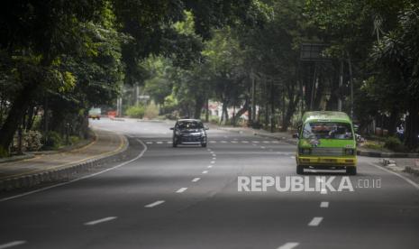 Sejumlah kendaraan melintasi Jalan Jalak Harupat, Kota Bogor, Jawa Barat, Selasa (20/7). Ruas jalan protokol di Kota Bogor terpantau lengang pada libur Hari Raya Idul Adha karena berkurangnya mobilitas warga saat masa pemberlakuan pembatasan kegiatan masyarakat (PPKM) darurat.