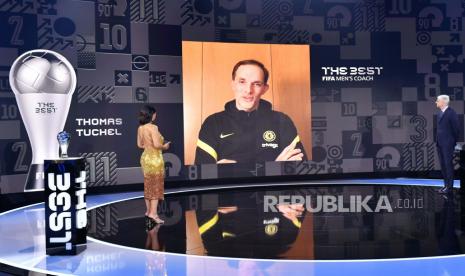 Pemenang penghargaan Pelatih Pria Terbaik FIFA 2021 Thomas Tuchel berbicara dengan Kepala Pengembangan Sepak Bola Global FIFA Arsene Wenger dan presenter Reshmin Chowdhury selama Penghargaan Sepak Bola Terbaik FIFA sebelum Penghargaan Sepak Bola FIFA Terbaik 2021 di Zurich, Swiss, 17 Januari 2022.