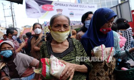 Warga membeli gula pasir murah dengan harga Rp12.500 per kilogram saat operasi pasar.