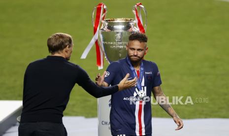  Pelatih kepala PSG Thomas Tuchel, kiri, dan Neymar PSG setelah tim mereka kalah dalam pertandingan final Liga Champions antara Paris Saint-Germain dan Bayern Munich di stadion Luz di Lisbon, Portugal, Minggu, 23 Agustus 2020. 