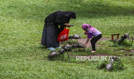 Ilustrasi orang tua mendampingi anak.