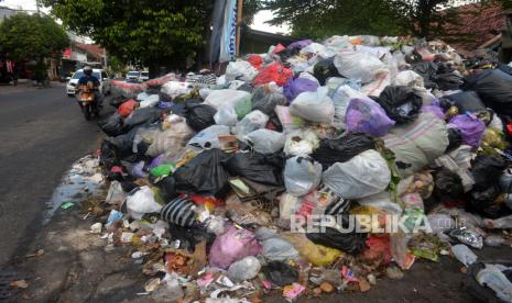 Tumpukan sampah belum terbuang di Tempat Pembuangan Sampah (TPS) Tamansari, Yogyakarta, Senin (9/5/2022). Kondisi sampah di TPS kota Yogyakarta mulai menumpuk dan tidak bisa dibuang imbas penutupan jalan masuk TPST Piyungan. Sejak Jumat petugas DLH Kota Yogyakarta sudah tidak bisa mengirimkan sampah ke TPST Piyungan.