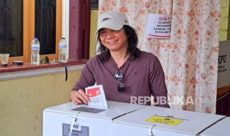 Personel grup musik Slank, Abdee Negara, mencoblos di Tempat Pemungutan Suara (TPS) 31 di Jalan Potlot, Duren Tiga, Jakarta Selatan, Rabu (14/2/2024) siang. 