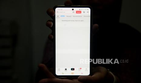 Seseorang menunjukan fitur TikTok Shop yang resmi ditutup di Jakarta, Rabu (4/10/2023). 