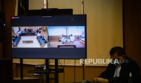 Suasana sidang putusan kasus penyiraman air keras terhadap penyidik Komisi Pemberantasan Korupsi (KPK) Novel Baswedan dengan terdakwa Rony Bugis dan Rahmat Kadir Mahulette yang dilaksanakan secara virtual di Pengadilan Negeri Jakarta Utara, Jakarta, Kamis (16/7).