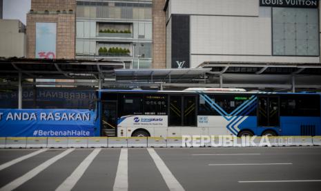 Bus Transjakarta melintas. Demo pada Senin (2/11) menyebabkan sejumlah rute Transjakarta terpaksa dialihkan. 