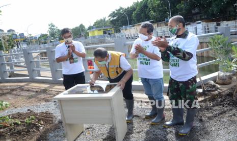 Wali Kota Bandung Oded M Danial didampingi Wakil Wali Kota Bandung Yana Mulyana (kedua kanan) dan Kadis PU Didi Ruswandi (kiri) menandatangani prasasti saat launching dan meninjau Kolam Retensi Gedebage di Jalan Soekarno Hatta, Kota Bandung, Rabu (30/12). Keberadaan kolam retensi tersebut diharapkan dapat menangani banjir dikawasan tersebut yang kerap terjadi saat musim hujan.