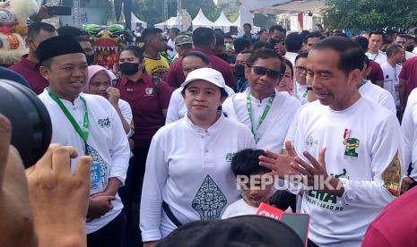 Presiden Joko Widodo (kanan) bersama Ketua DPR RI Puan Maharani (tengah) dan Ketu Porseni NU Nusron Wahid menjawab pertanyaan wartawan usai Jalan Sehat Menuju 1 Abad NU di Pura Mangkunegaran, Surakarta, Jawa Tengah, Ahad (22/1/2023). Ribuan warga Nahdliyin mengikuti jalan sehat bersama Presideden Joko Widodo dan beberapa menteri. Selain untuk olahraga, kegiatan ini dalan rangkaian kegiatan menyambut 1 Abad NU.