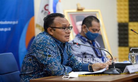 Anggota Ombudsman RI Robert Na Endi Jaweng (kiri).