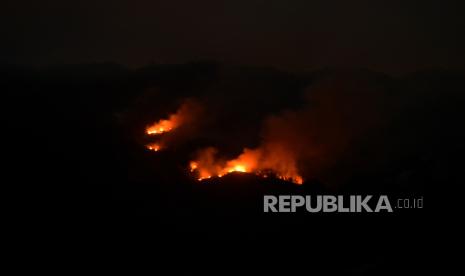 Api kebakaran hutan Gunung Lawu terlihat dari Magetan, Jawa Timur, Senin (2/10/2023). Memasuki hari kelima kebakaran hutan di Gunung Lawu belum juga padam, bahkan mulai merembet ke wilayah Jawa Tengah. Imbasnya pendakian ke Gunung Lawu ditutup sejak Jumat (29/9/2023) hingga waktu yang belum diketahui. Pemkab Ngawi mengeluarkan status tanggap darurat untuk kebakaran hutan Gunung Lawu.