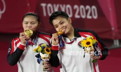  Peraih medali emas Greysia Polii, kiri, dan Apriyani Rahayu merayakan saat upacara perebutan medali emas ganda putri pada Olimpiade Musim Panas 2020, Senin, 2 Agustus 2021, di Tokyo, Jepang.