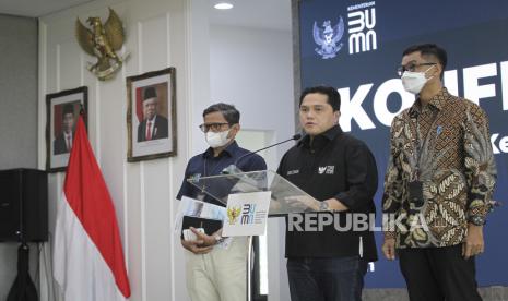 Menteri BUMN Erick Thohir (tengah) bersama Wakil Menteri BUMN I Pahala Nugraha Mansury (kiri) dan Dirut PLN Darmawan Prasodjo (kanan) menyampaikan keterangan pers di Kementerian BUMN, Jakarta, Rabu (19/1/2022). Menteri BUMN menjelaskan saat ini PLN sedang dalam fase studi banding dengan sejumlah perusahaan listrik negara lain untuk menentukan kebijakan lanjutan mengenai holding dan subholding di dalam perusahaan tersebut. 