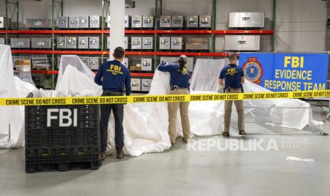  Dalam gambar yang disediakan oleh FBI ini, agen khusus FBI yang ditugaskan ke tim respons bukti memproses materi yang diambil dari balon mata-mata China yang ditemukan di lepas pantai Carolina Selatan, Kamis (9/2/2023), di laboratorium FBI di Quantico, Va.