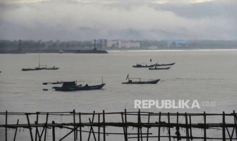 Mendung di Pantai Pangandaran, Kabupaten Pangandaran. Pemerintah Kabupaten (Pemkab) Pangandaran menilai pengurangan cuti bersama itu akan nembuat wisatawan menumpuk pada satu waktu.