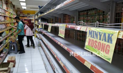 Etalase minyak goreng tampak kosong di salah satu supermarket, ilustrasi. Minyak goreng kemasan dengan harga eceran tertinggi (HET) pemerintah Rp 14.000 per liter masih sulit diperoleh di toko ritel modern dan pasar tradisional di wilayah Lampung.