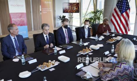  Menteri Luar Negeri AS Antony Blinken, mengunjungi Dialog Keamanan Segiempat (Quad) para menteri luar negeri, mengambil bagian dalam meja bundar kemitraan keamanan kesehatan di Biomedical Precinct, di Melbourne, Australia, pada Kamis, 10 Februari 2022.