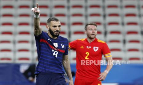 Penyerang timnas Prancis Karim Benzema (kiri).