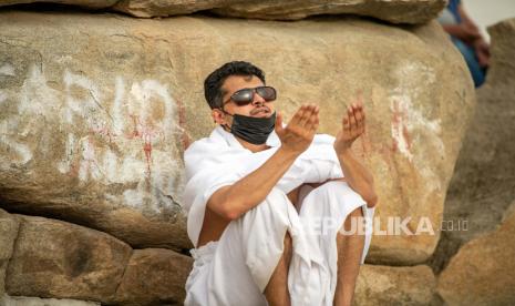 Syarat yang Perlu Diperhatikan Jamaah Haji Agar Doa Dikabulkan. Foto:  Sebuah foto selebaran yang disediakan oleh Kementerian Haji dan Umrah Saudi menunjukkan jamaah haji, mengenakan masker pelindung, berdoa di Jabal al-Rahmah (Gunung Rahmat) pada Hari Arafah, sebagai bagian dari ritual penting haji tahunan. haji di tenda kota Arafat, Arab Saudi, 19 Juli 2021. 