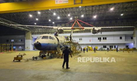 Proses pembongkaran pesawat N250 di hanggar Sathar 15, Depohar 10, Lanud Husein Sastranegara Bandung, sebelum dibawa ke Yogyakarta.