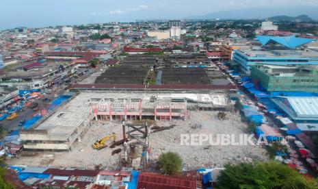 Foto udara pekerja melanjutkan pembongkaran bangunan Pasar Raya Fase VII di Padang, Sumatera Barat, Jumat (20/1/2023). Bangunan lama Pasar Raya Fase VII itu dirobohkan karena akan dibangun kembali bangunan baru tiga lantai oleh pemerintah pusat senilai Rp127 milliar, untuk tempat berjualan pedagang yang lebih representatif. 