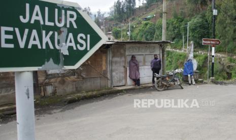 Warga berjaga di sekitar pemukiman penduduk, Pasuruan, Jawa Timur, Rabu (22/3/2023). 