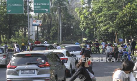 Sejumlah warga yang berolahraga tertahan di pintu masuk Universitas Indonesia, Depok, Jawa Barat, Ahad (21/6/2020). Kawasan kampus Universitas Indonesia pada hari Minggu ditutup sementara untuk umum kecuali bagi pasien COVID-19 atau menuju ke RSUI sebagai antisipasi terjadinya kerumunan warga yang akan berolahraga di kawasan tersebut guna mencegah penyebaran COVID-19