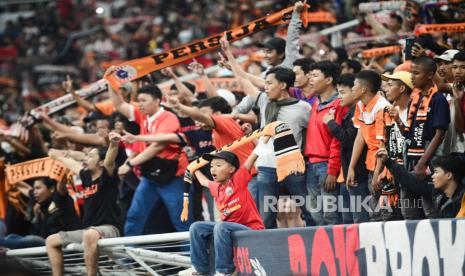 Ilustrasi. Pendukung Persija menyaksikan pertandingan persahabatan internasional melawan tim liga 1 Thailand saat Grand Launching Jakarta International Stadium (JIS) di JIS, Jakarta, Ahad (24/7/2022). Dalam pertandingan tersebut, Persija di tahan Imbang tim Chonburi FC dengan skor 3-3. Republika/Thoudy Badai