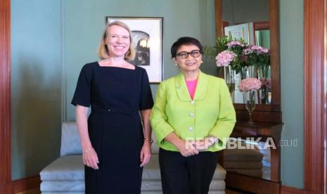 Perlu dipertimbangkan penyediaan pesawat untuk menteri luar negeri. Foto ilustrasi Menlu RI Retno Marsudi melakukan pertemuan dengan Menlu Norwegia Anniken Huitfeldt di Oslo.