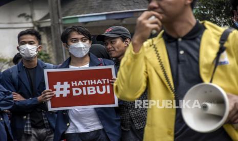 Sejumlah mahasiswa dari berbagai universitas melakukan aksi Bandung Lautan Amarah di depan Gedung DPRD Provinsi Jawa Barat, Jalan Diponegoro, Kota Bandung, Kamis (30/6/2022). Dalam aksi tersebut mereka menolak pengesahan Rancangan Kitab Undang-Undang Hukum Pidana (RKUHP) serta mendesak pemerintah untuk melakukan transparansi terhadap draf RKUHP. Foto: Republika/Abdan Syakura