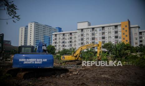 Alat berat beroperasi di area proyek pembuatan embung atau penampungan air di kawasan Semanan, Jakarta Barat, Rabu (7/10).  Pembangunan embung seluas 3.000 meter tersebut ditargetkan rampung pada akhir tahun 2020 sebagai antisipasi banjir di kawasan tersebut mengingat kawasan Semanan merupakan salah satu daerah rawan banjir. Republika/Thoudy Badai