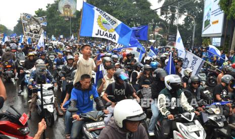 Bobotoh Persib Bandung, menyambut tim Persib, di depan Gedung Sate, Kota Bandung, Sabtu (1/6/2024). Dalam acara tersebut tim Persib disambut Pj Gubernur Jawa Barat Bey Machmudin, pengurus Persib dan sejumlah pejabat atas kemenanggannya meraih juara Liga Championship Series Liga 1 2023-2024.